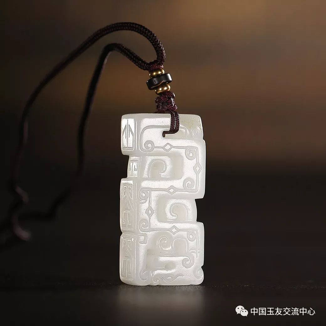 其次,-仿古玉雕源于展现生活中的艺术之美,讲究对称和均衡的艺术美感