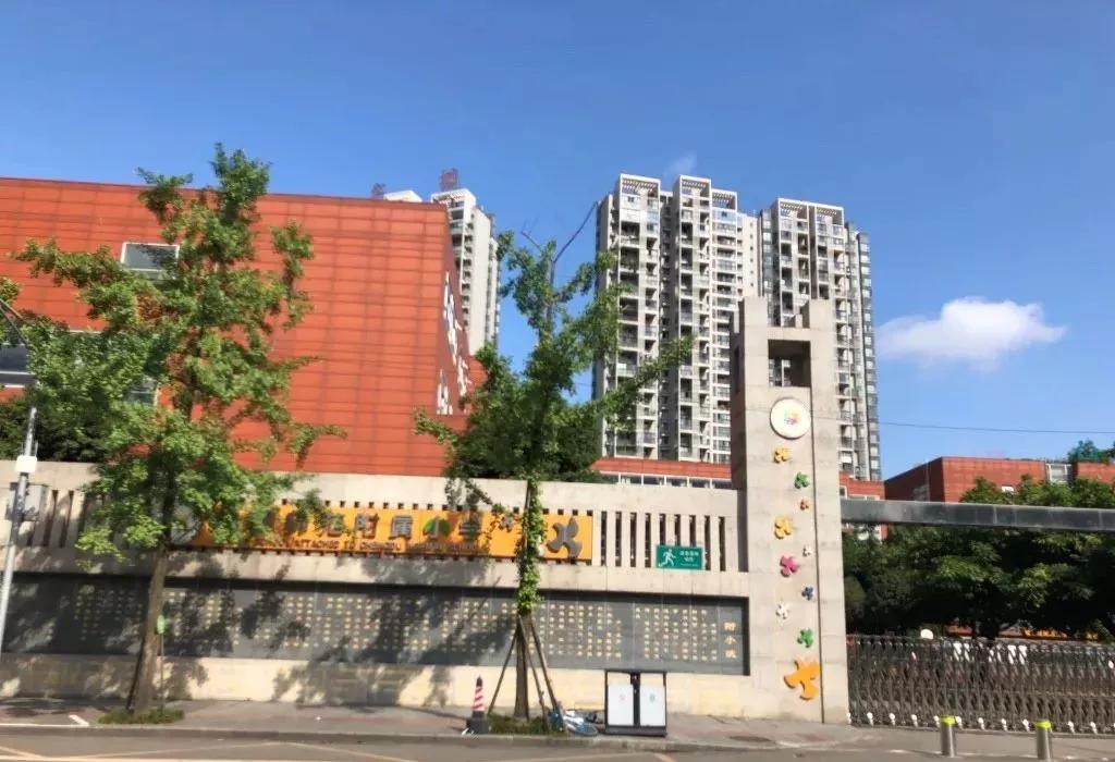 离项目较近的还有成都市三幼,文轩yoyo国际幼稚园,成师附小慧源校区