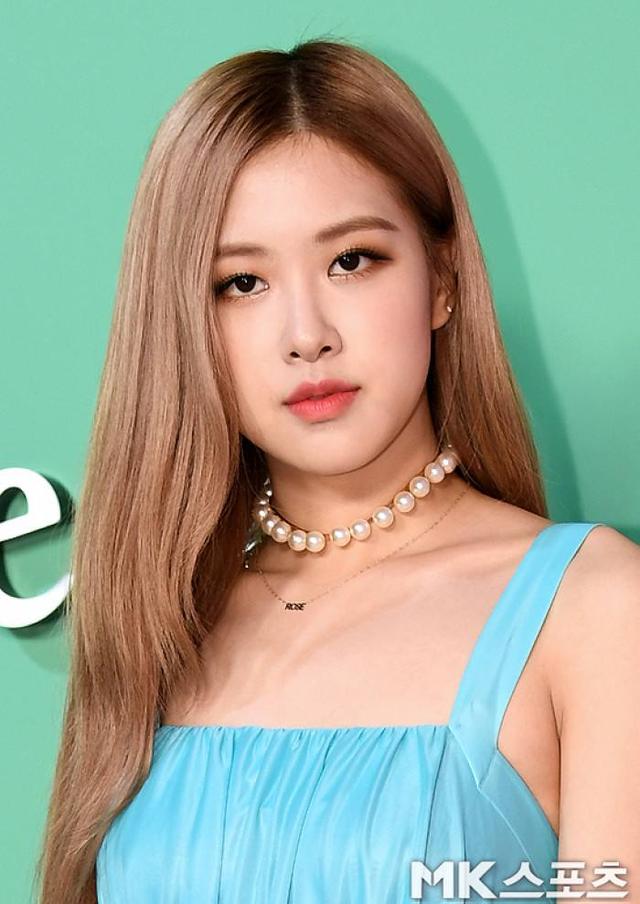 娘man风格装扮,粉丝送的包理所当然是简洁大方款,符合lisa的酷酷风格