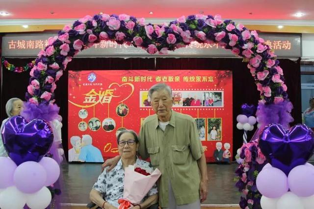 记录美好的回忆伴随着"婚礼进行曲"的优美旋律,一对对金婚长者携手走