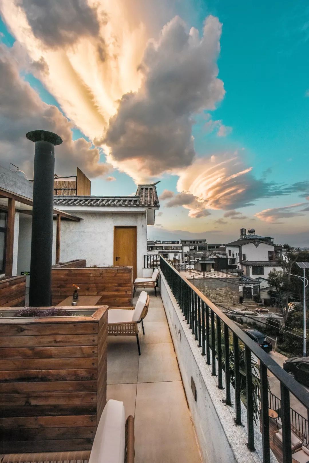 大理洱海边这间偶遇明星概率最高的网红民宿远眺苍山洱海山水入窗丨