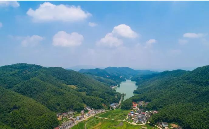 8月8日,空中俯瞰玉池山白鶴洞水庫,碧波清幽,旖旎明媚,景色迷人.