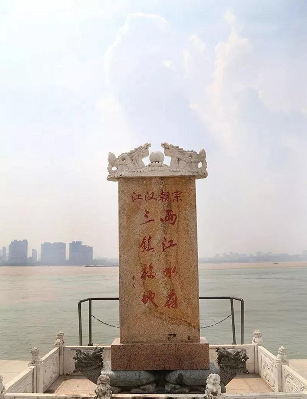 武汉龙王庙大堤位于长江,汉水交汇处,历经两江夹击,备受迎流顶冲.