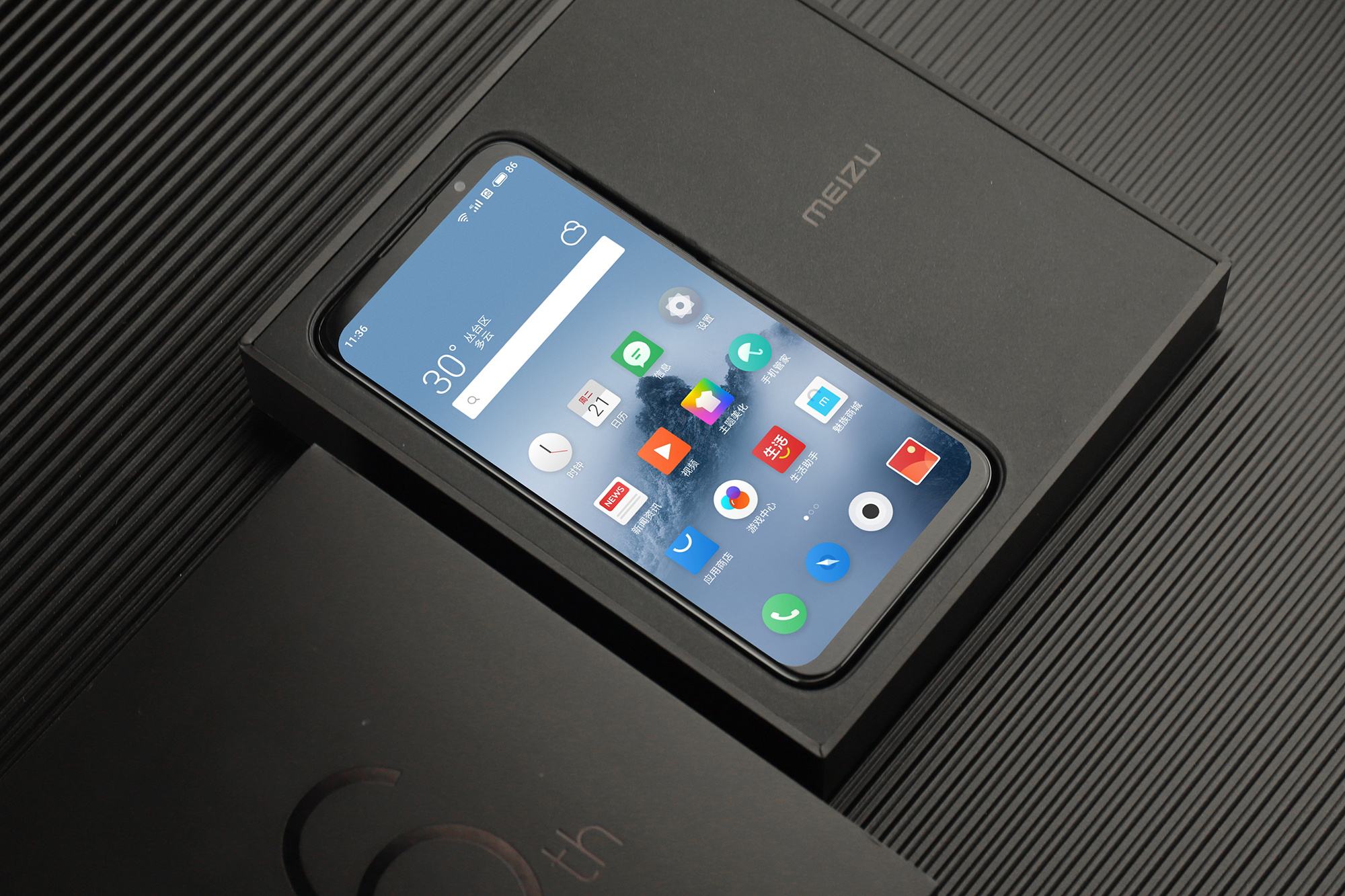 却取消了红外遥控,只保留了红外人脸识别和nfc,与魅族16th半斤八两,说