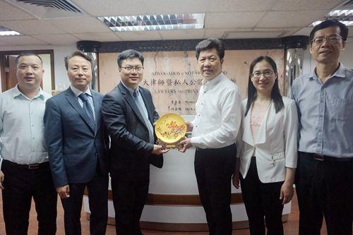 44岁放弃铁饭碗下海开超市,创业4年挣来90亿,如今巨亏17亿_何金明