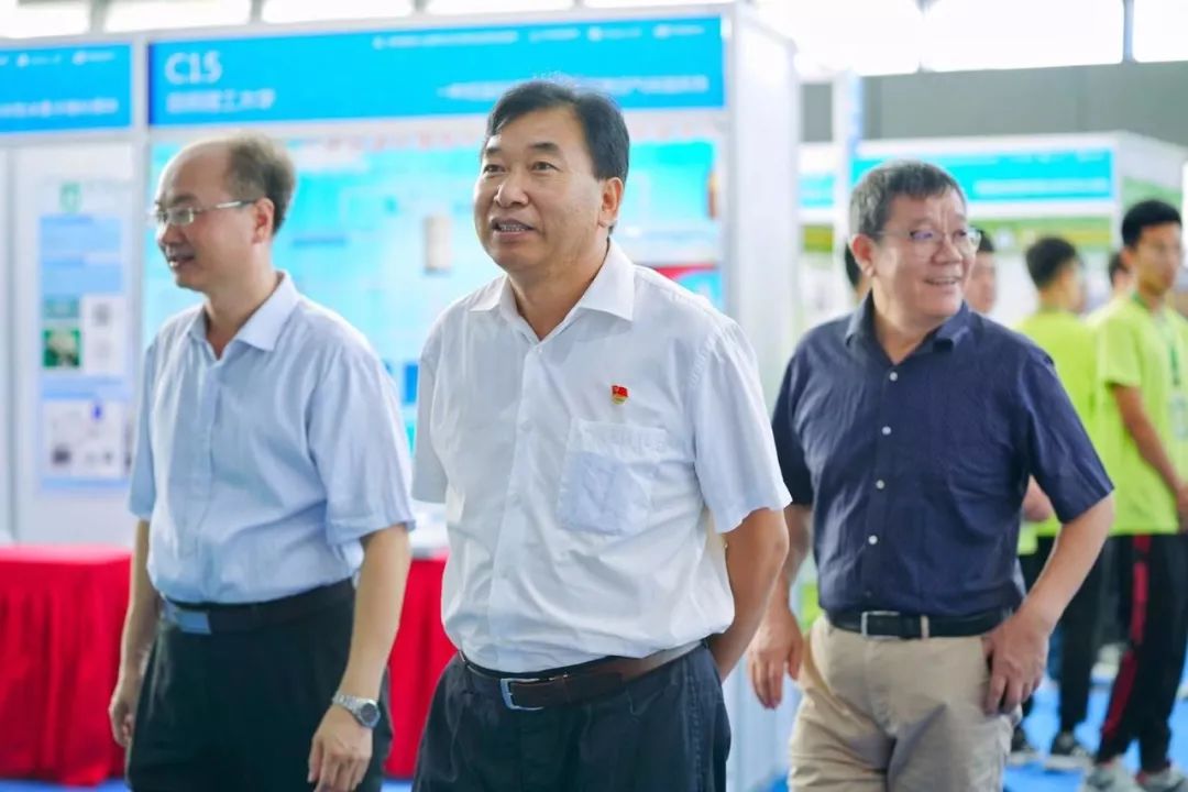 首钢京唐公司展位大赛中的京唐元素华北理工大学副校长张艳博等接受