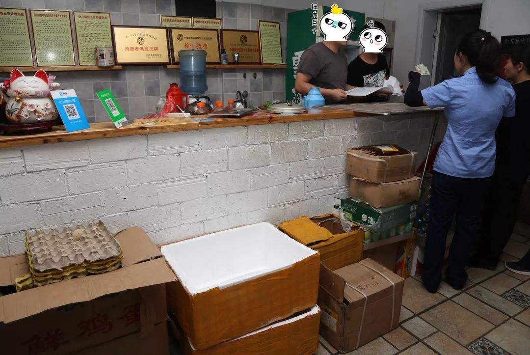 5(金華永康店)樸小姐炸雞拌飯食品存儲離地,且標識清晰垃圾桶加蓋冰櫃