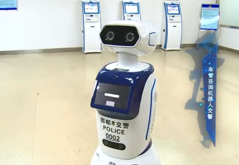 河北一市"机器人交警"正式上岗!会说话,还能抓拍! !
