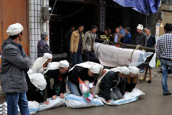 探秘:网红城市老成都的葬礼习俗"打丧火"