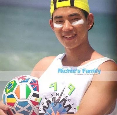 任贤齐念大学四年级时被台湾新格唱片发掘发行首张合辑《奔向彩虹》后