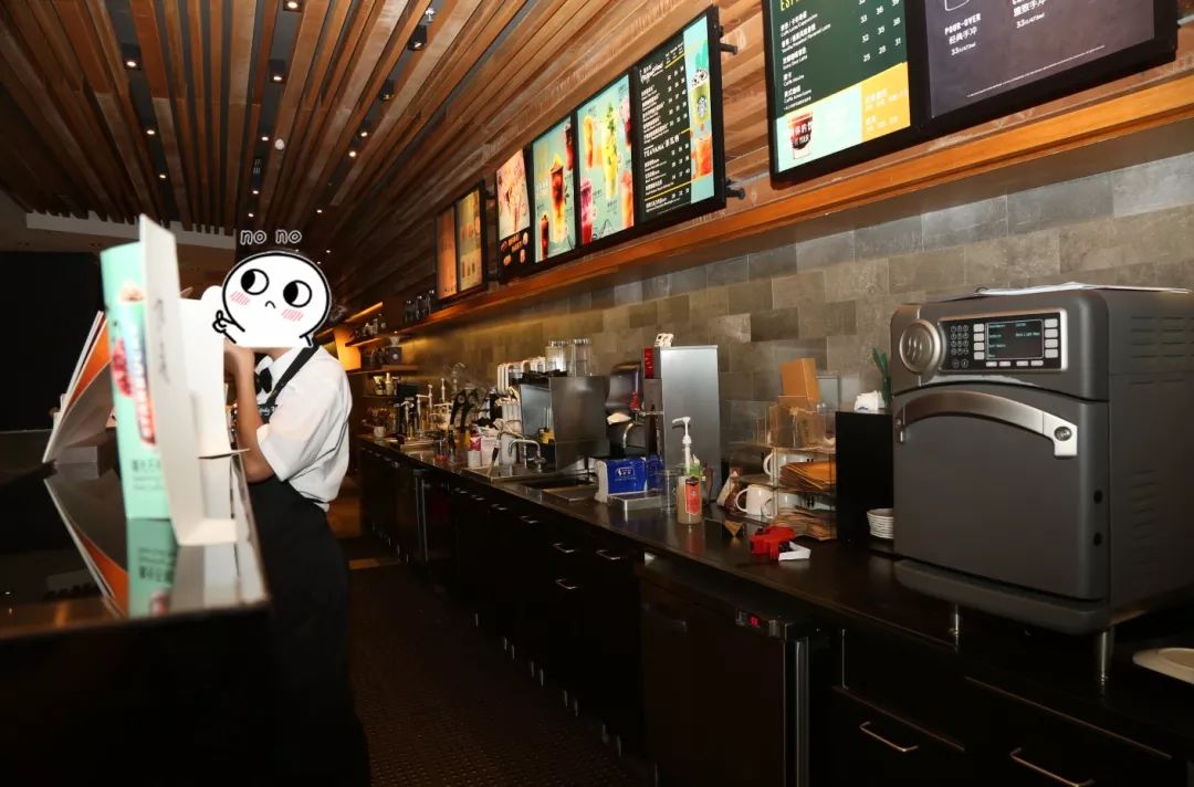 必读后厨脏乱差蟑螂满地爬看完你还会吃吗