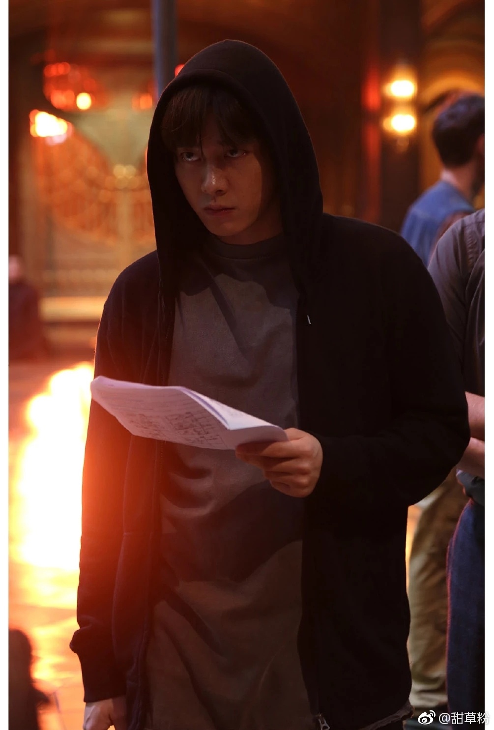 没见过的帽衫开司 手拿剧本犀利眼神杀伤力十足