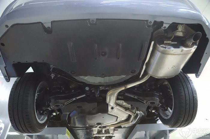 从全新卡罗拉的底盘我们可以看到大量树脂材料的护板几乎覆盖了除排气