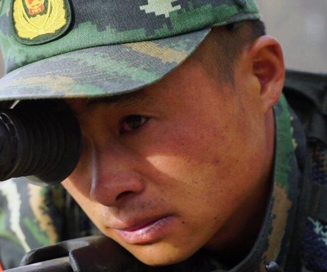 中国特种兵在悬崖集结,枪王指挥官却掏出一副扑克_友刚