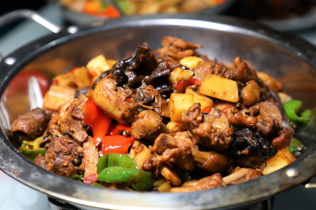 相比一般的老鸡,这种仔鸡的鸡肉纤维更加松软,尝起来也越发细嫩适口.