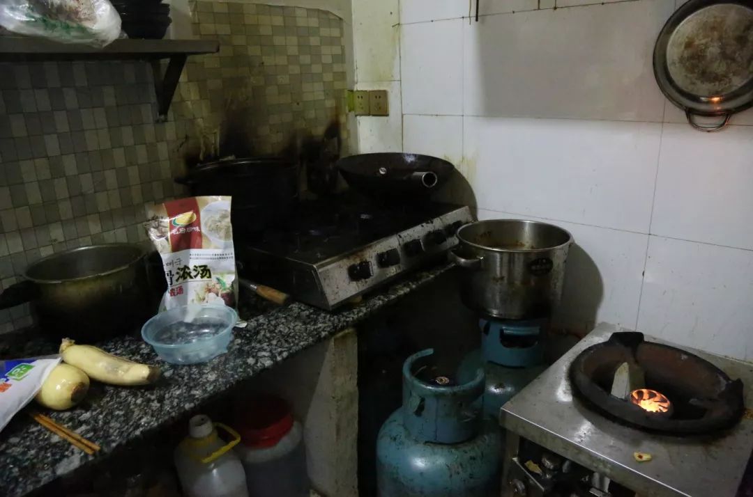 脏乱差后厨油污多冰箱摆放混乱厨房内设厕所人员着装不规范健康证办理