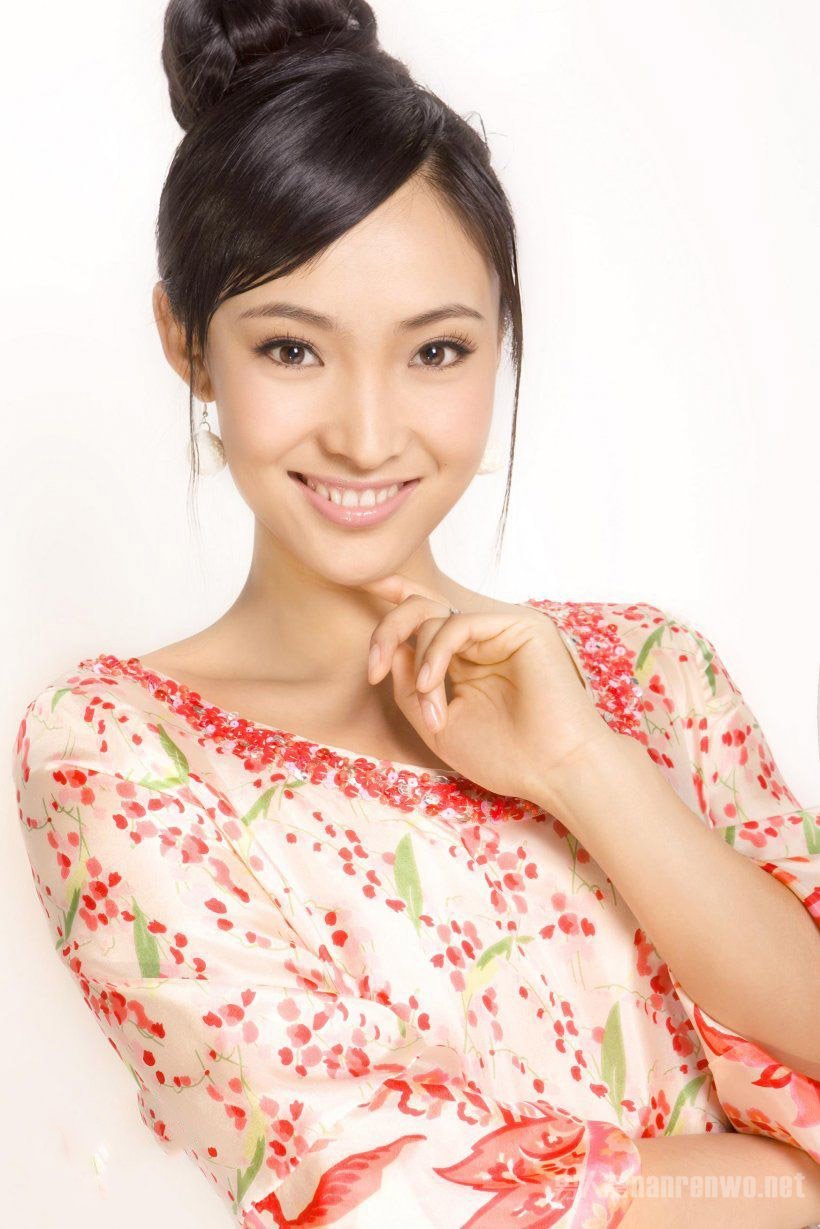 嫁给了有过婚史的周成海,24岁那年,白静饰演《血色湘西》的田穗穗而