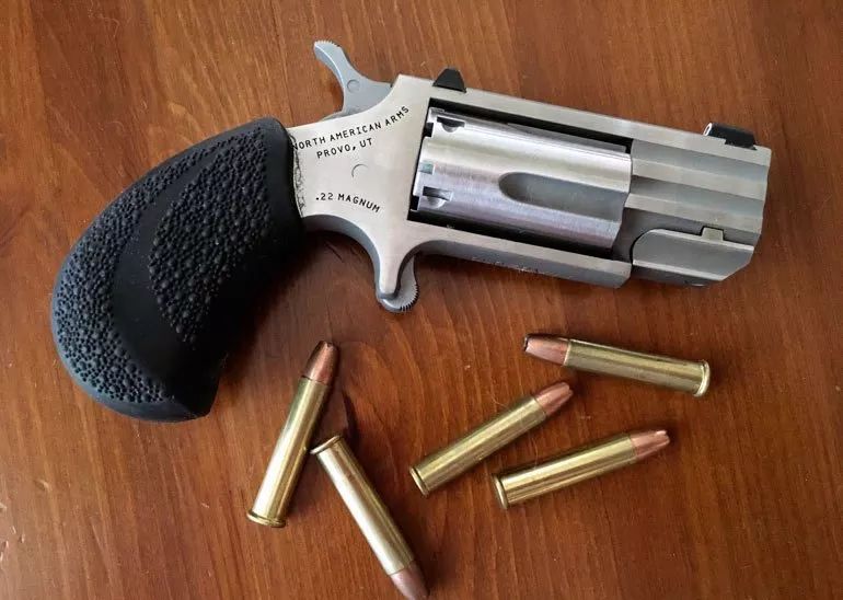 一句是保镖出行最常携带的常规武器之一又具备足够的杀伤力手枪重量轻