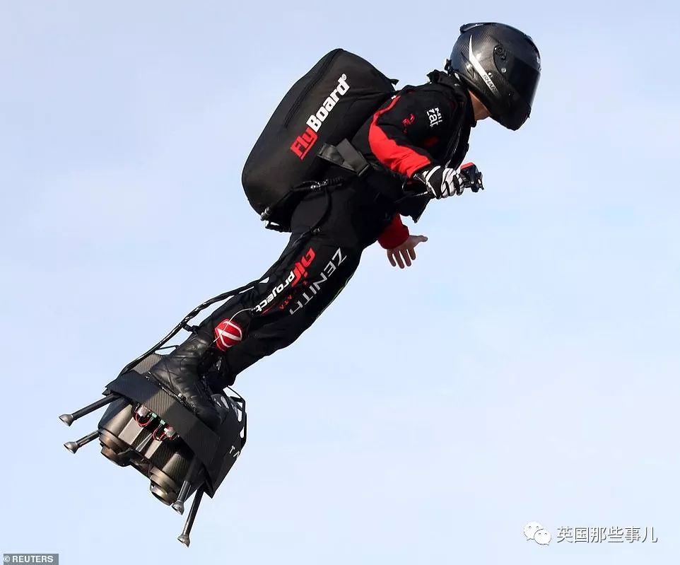 但昨天,来自法国的一个发明家,却靠着穿戴式飞行器,飞过了英吉利海峡!