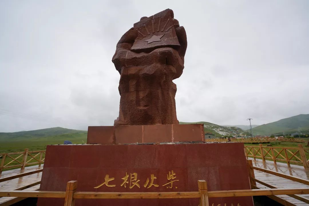 他们背靠背坐在班佑河边牺牲在草地边缘广师大长征路上话初心74