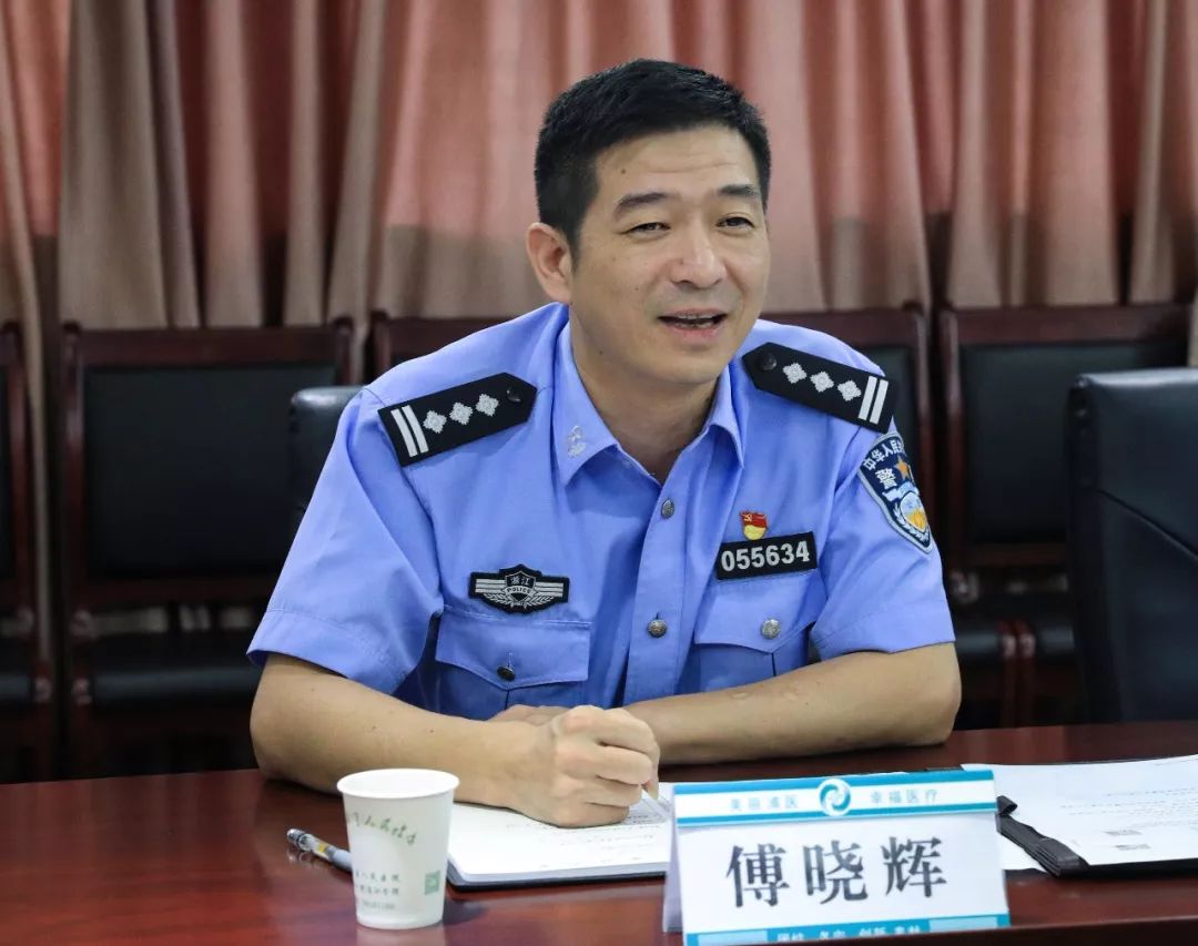 副县长陈子华,傅晓辉共同为警医共建办公室揭牌.