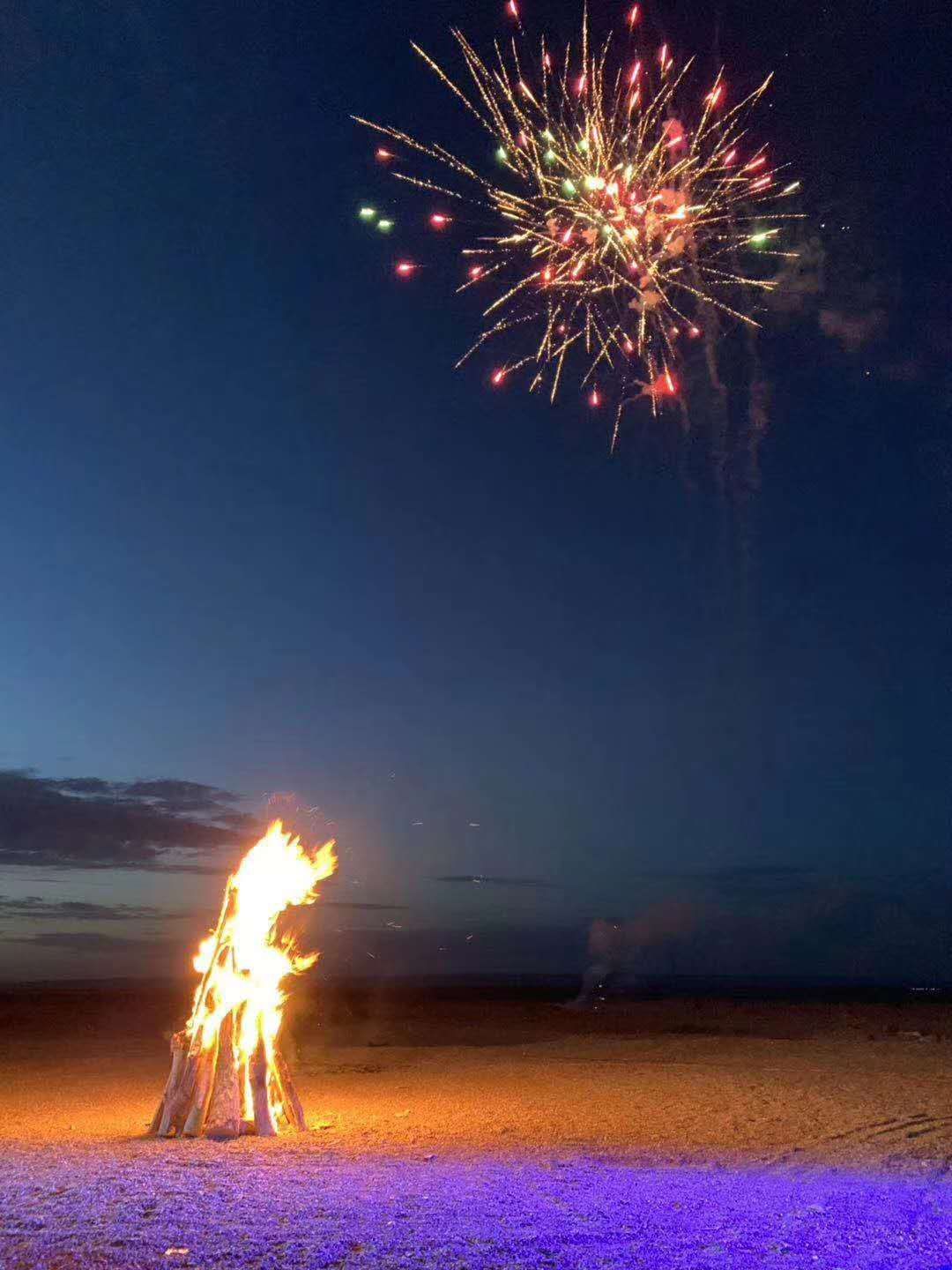 在戈壁滩和沙漠的夜晚和繁星,篝火,烟花更配哦沙漠,你好,我是戈壁看我