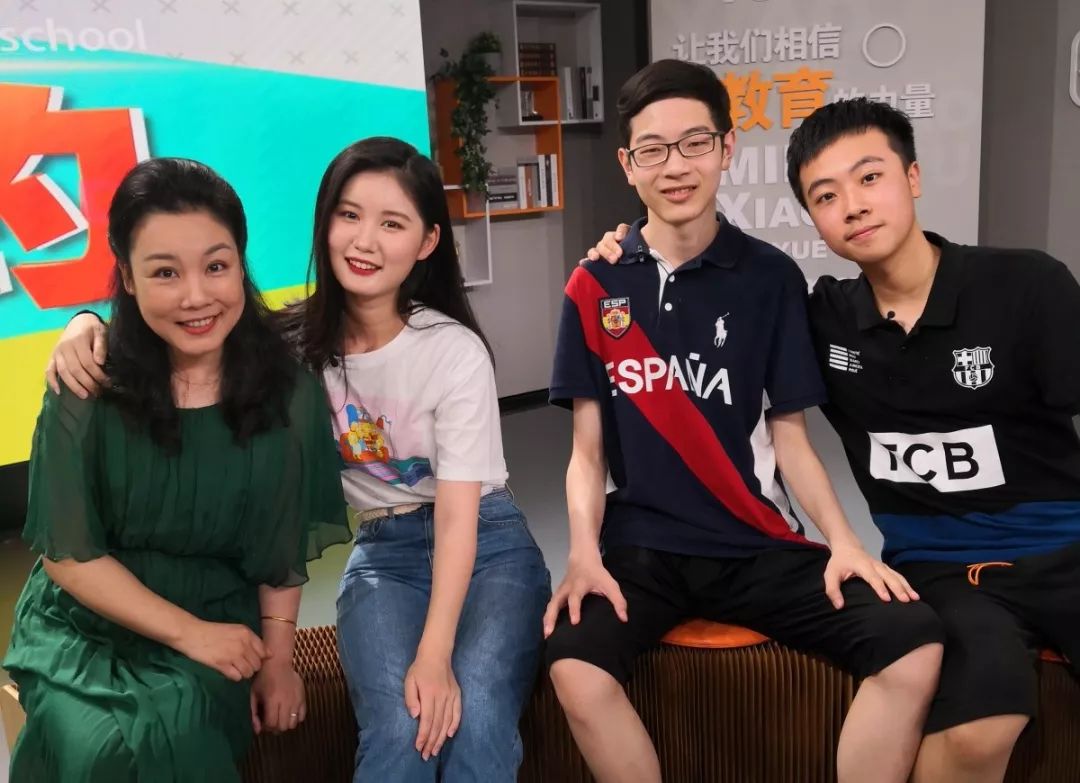 三位志愿者接受主持人华芳的采访播出时间杭州电视台少儿频道8月18日