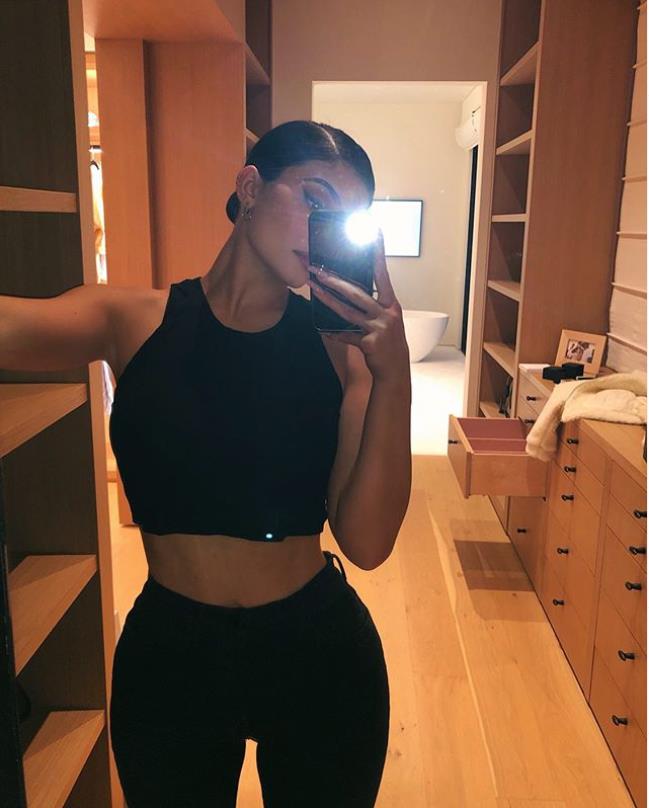 除了大胸翘臀,她凭什么成为全球最富网红?