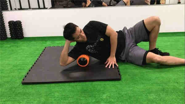 泡沫轴拉伸动作——胸肌,背部肌肉,手臂肌肉