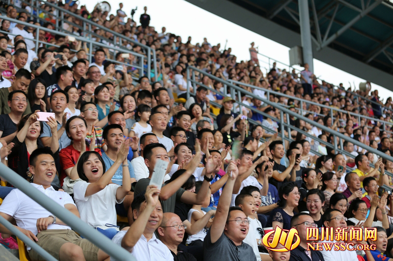 香港代表队出场,观众席爆发出热烈掌声和欢呼声