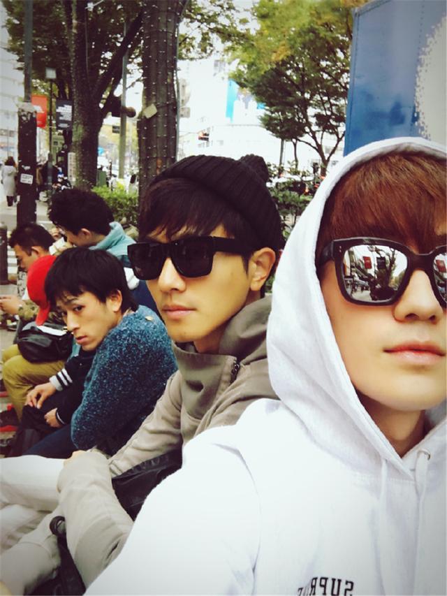 彭冠英和朱一龙是大学同学,两人在大学就玩的非常好,据说两人是因为