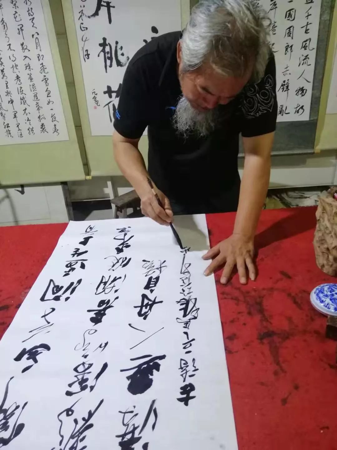 马振如今是村里名人出名是因为他如痴如狂写了40年的字村上