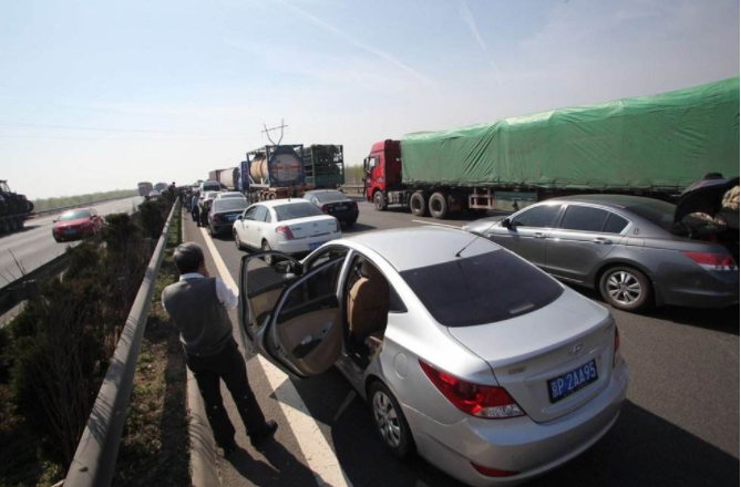 中国最高纪录的一次堵车3万司机被困路上100公里高速堵25天