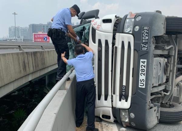 險!一港籍貨櫃車在地溫60℃路上側翻漏油,司機被卡