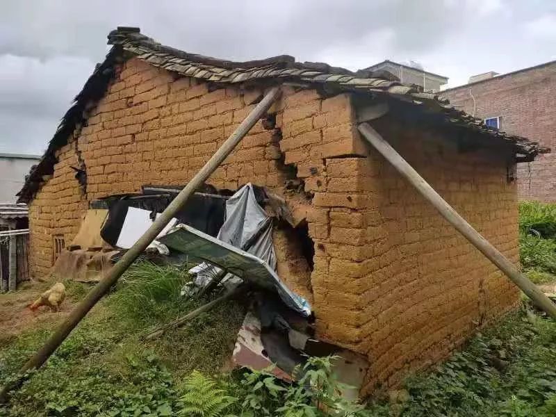 化州一七旬老人与儿子同住危房仅靠柱子支撑岌岌可危