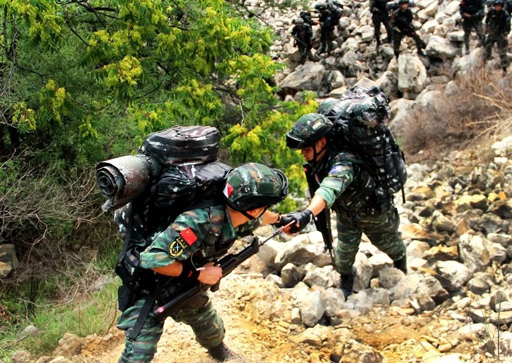 在訓練場上練兵備戰,揮汗如雨,在執勤哨位上默默堅守,在任務面前一往