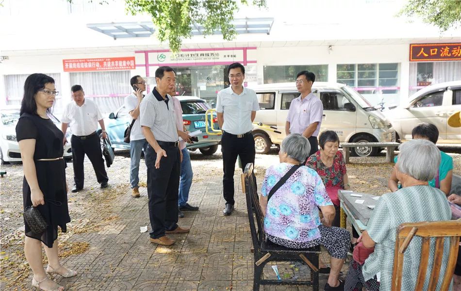 新时代文明实践活动开平市领导张星杰调研侨园社区网格长制工作