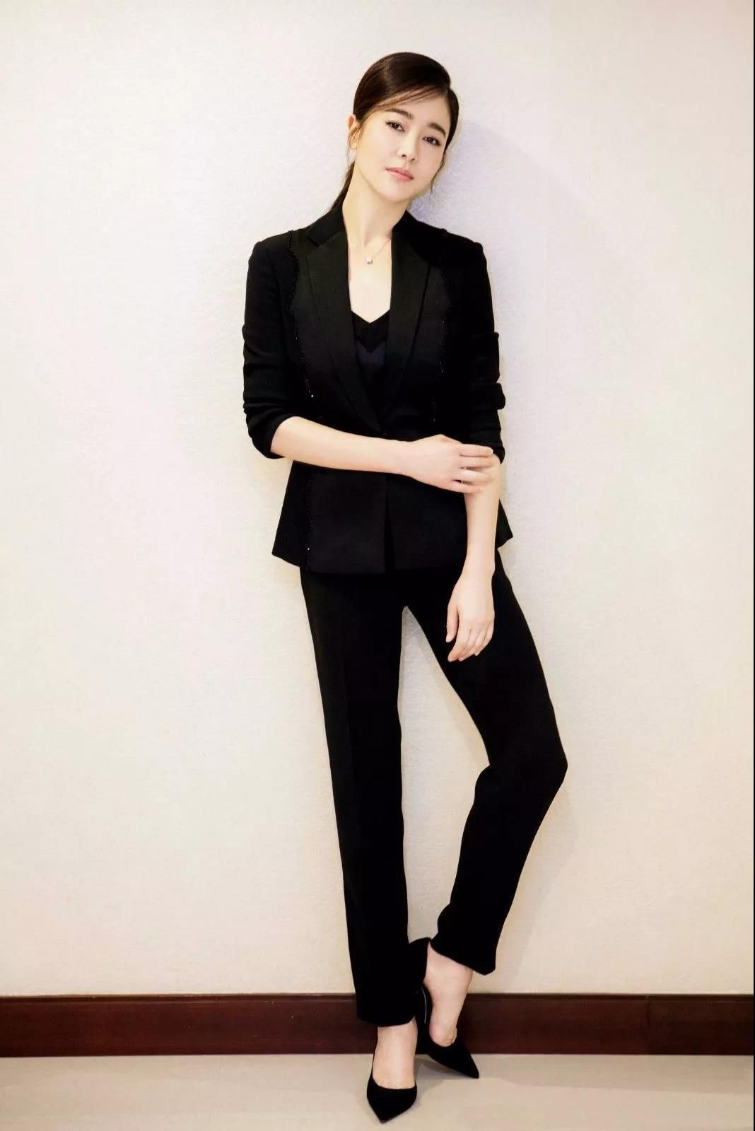 42岁左小青穿粉色西装扮嫩皱纹少身材好重点是看着像20岁