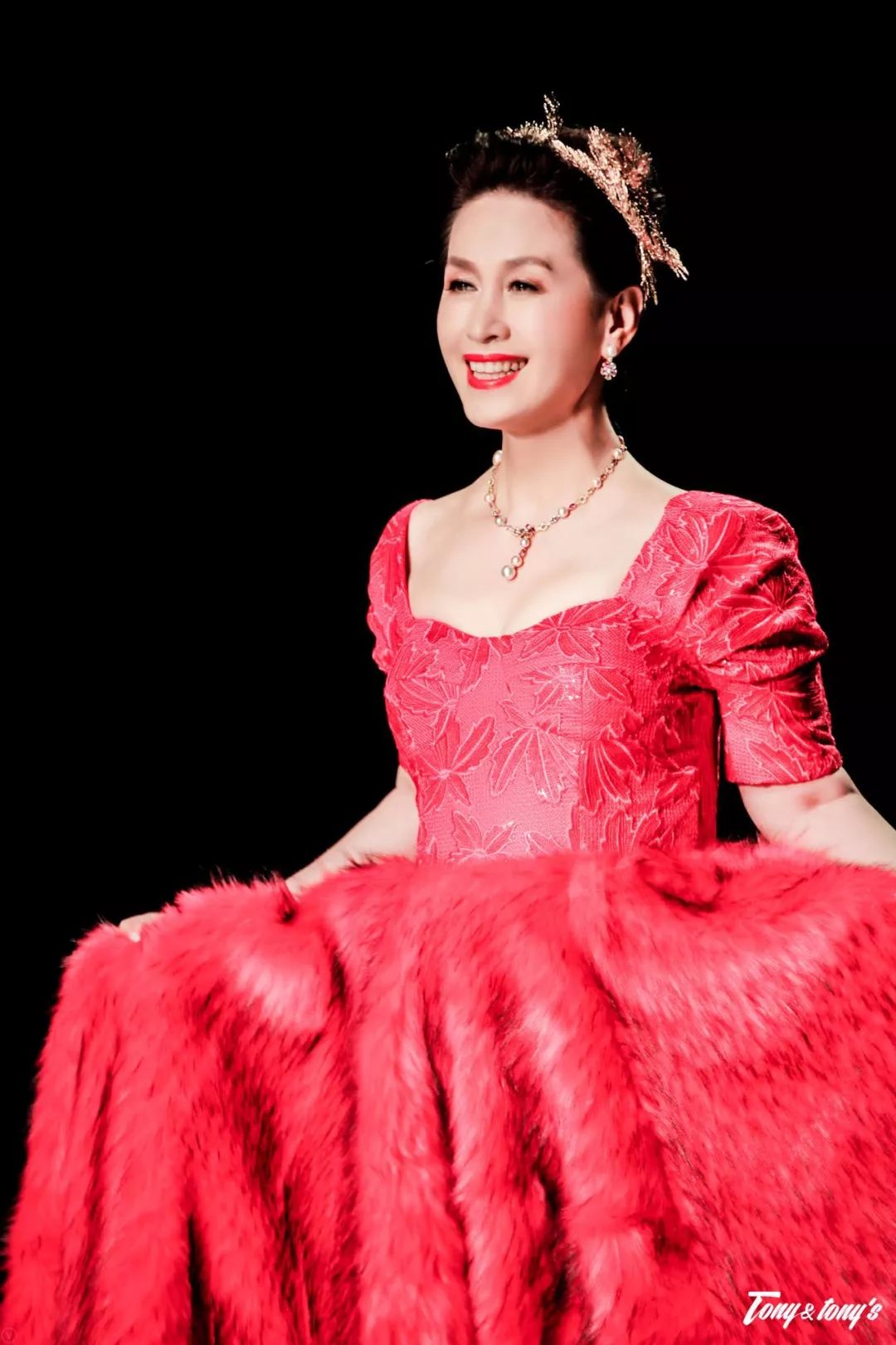 流淌的纸船勾勒出tonytonys品牌迤逦的弧线