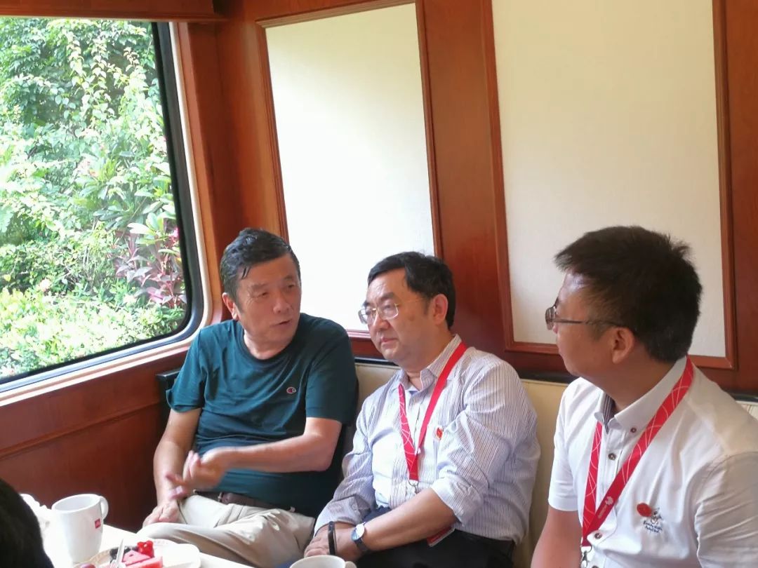 曾羽与华为技术有限公司副总裁任树录先生亲切交谈