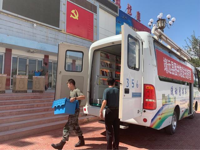 流动图书服务车走进当地31664部队开展2019年"靖远县图书馆送书进军营