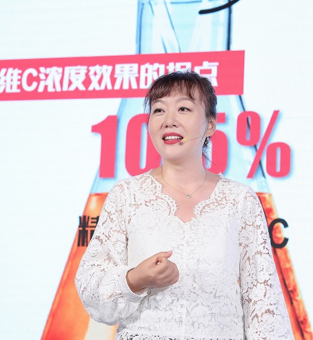 科颜氏全国培训经理高琦女士分别为来宾讲解科颜氏高浓维c玻尿酸