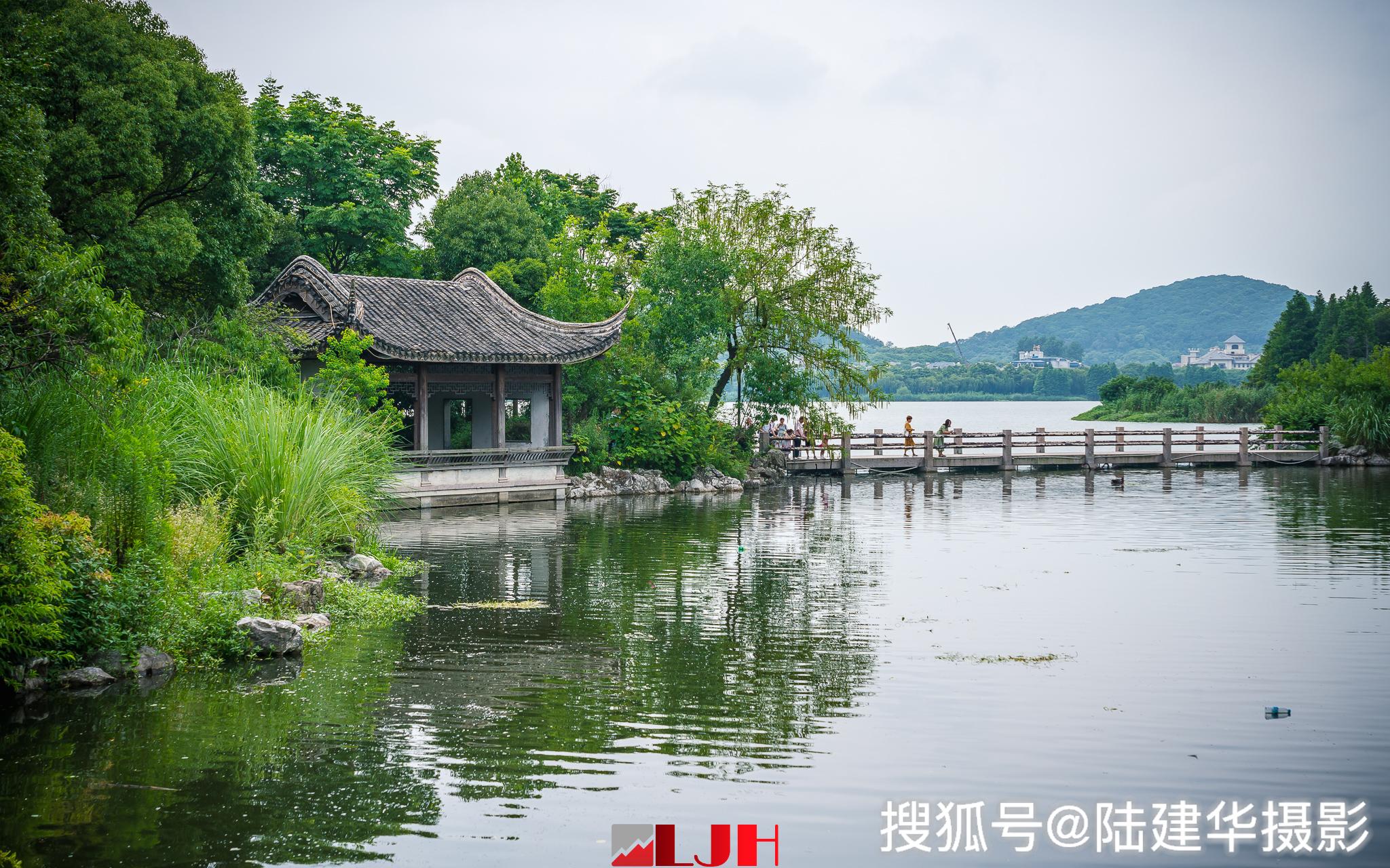 去西施庄,必须从蠡园公园乘坐轮渡过去.