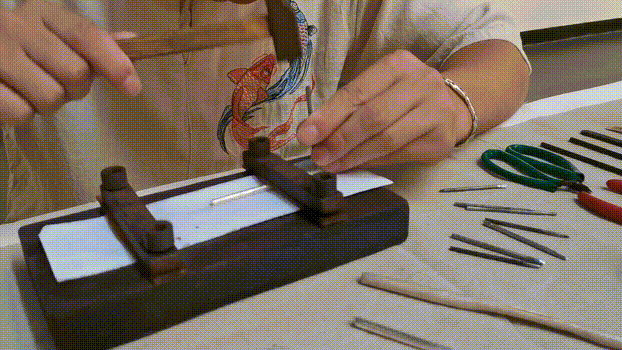 省级非遗项目,畲族苎布织染缝纫技艺代表性传承人雷妹金,她手中梭子