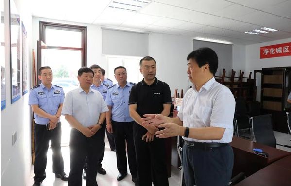 在县城区三轮车,电动四轮车专项整治领导小组办公室,金德元认真听取了