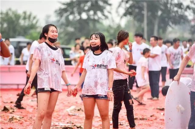 所有参与者进行活动前热身运动;(2)开场:嘻哈热舞开场;(1)签到,变装