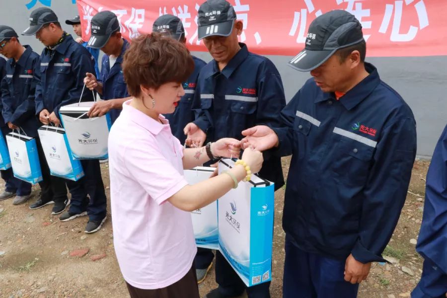 驕陽似火燃不完的激情海城市騰鰲鎮汙水處理廠二期工程項目眾志成城