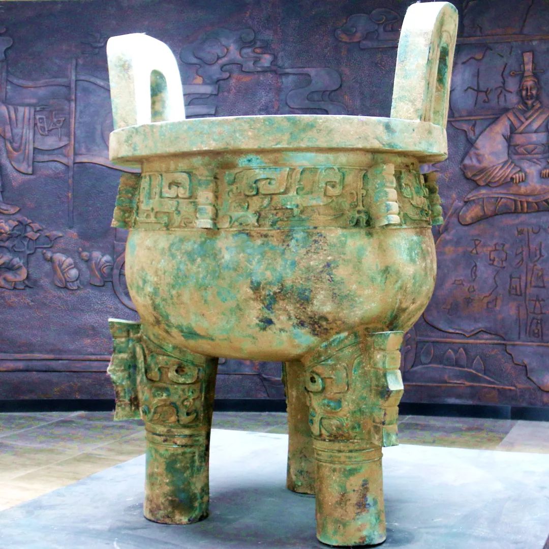 映入您眼帘的是一件根据历史资料复原的西周大鼎——郜鼎.