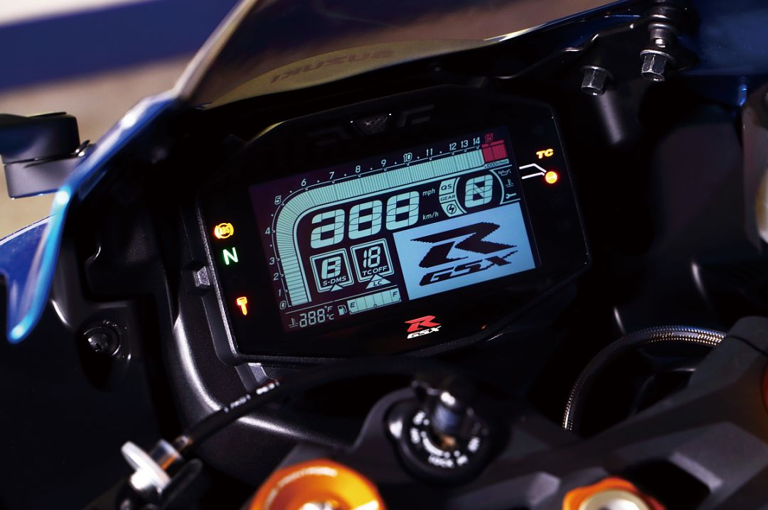 为此,铃木工程师设计了可以调节的后摇臂枢轴安装位置,骑手可以根据