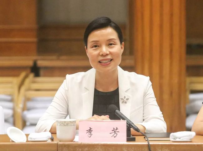 南通市委常委,崇川区委书记刘浩向佛坪党政代表团介绍了崇川经济社会